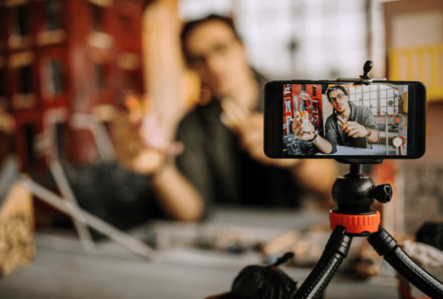 Giovane videomaker riprende se stesso con uno smartphone