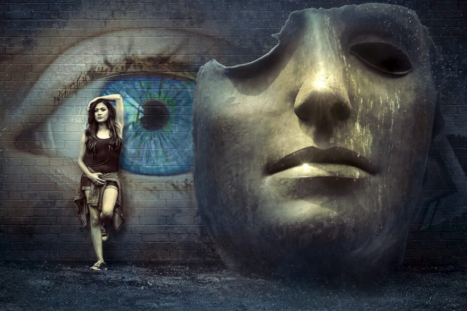 Immagine surreale di donna poggiata su un muro dipinto accanto a una enorme maschera